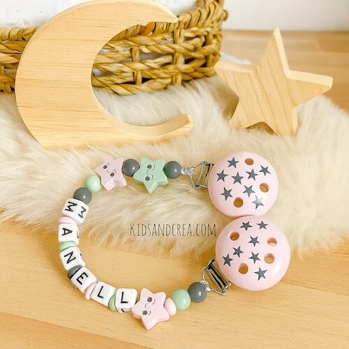 attache doudou bois personnalisé étoiles