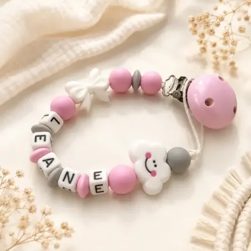 Attache tétine personnalisée fille avec prénom ilicone noeud , perles rose et gris, nuage blanc souriant et nœud décoratif