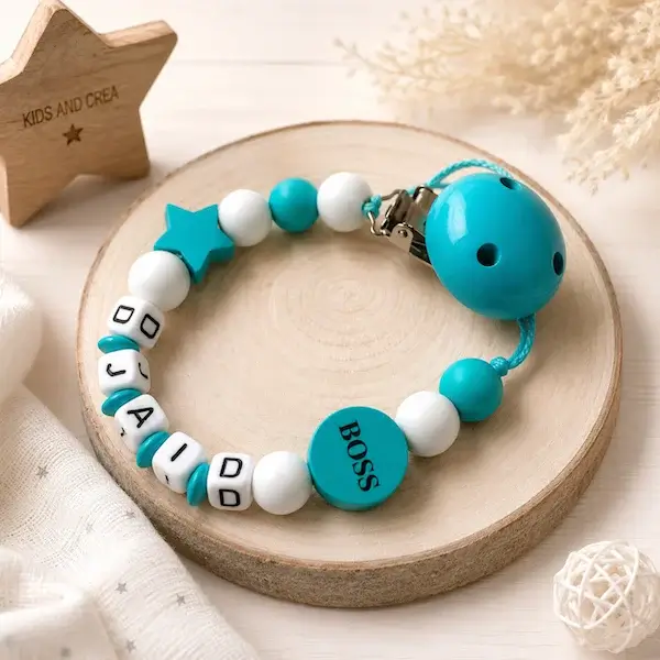 Attache tétine personnalisée turquoise et blanche avec perle Boss et étoile
