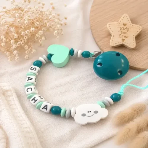 Attache tétine personnalisée vert menthe avec prénom Sacha, motif nuage souriant, cœur vert d’eau et clip assorti