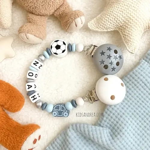 attache doudou bois personnalisé voiture