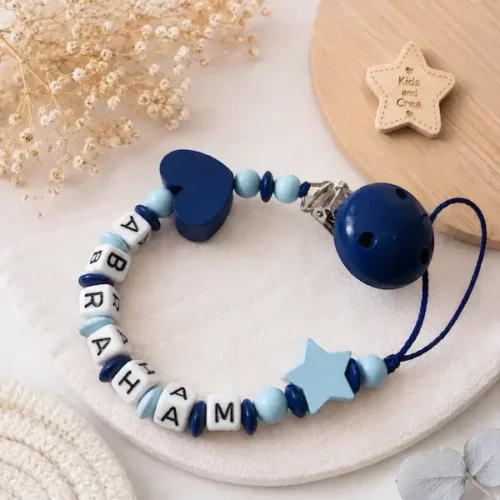 Attache tétine personnalisée en bois bleu marine pour garçon avec prénom Abraham, cœur bleu, étoile bleu ciel et clip rond bleu marine