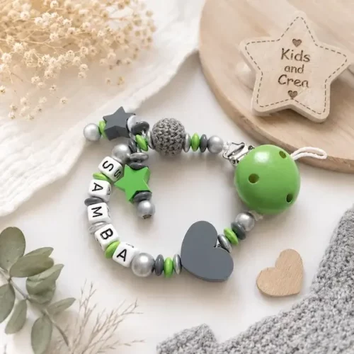 Attache tétine personnalisée en bois vert et gris avec boule crochet, clip bois, cœur gris et étoiles