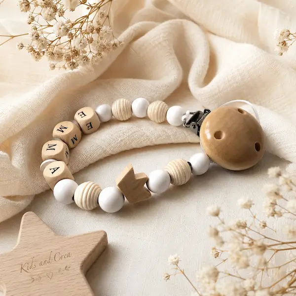 Attache tétine bois naturel personnalisée avec prénom Emma, perles blanches et étoile en bois, création fait main Kids and Crea