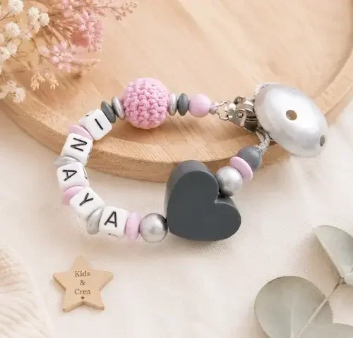 Attache tétine personnalisée rose et gris avec boule crochet rose, cœur gris anthracite et clip argenté
