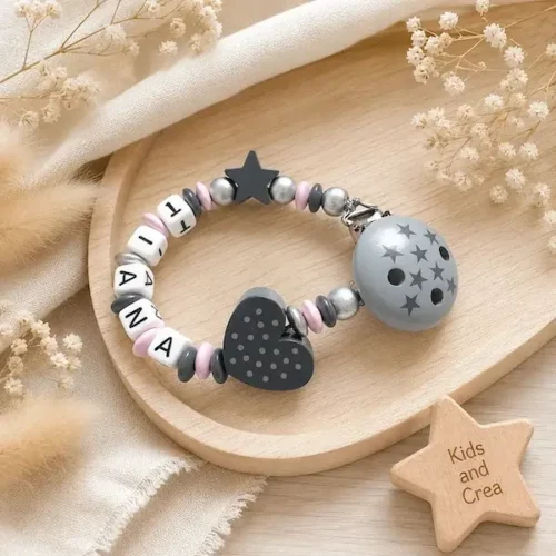 Attache tétine personnalisée rose poudré et gris avec prénom Tiana, cœur à pois, étoile et clip gris étoilé