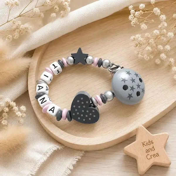 Attache tétine personnalisée rose poudré et gris avec prénom Tiana, cœur à pois, étoile et clip gris étoilé