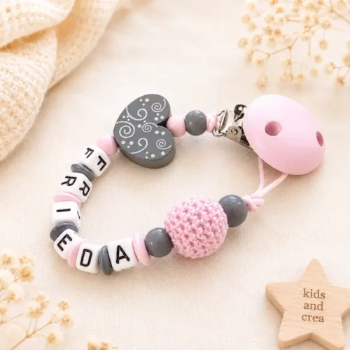 Attache tétine cœur gris personnalisée avec boule crochet rose, perles roses et grises, clip rose et prénom bébé.
