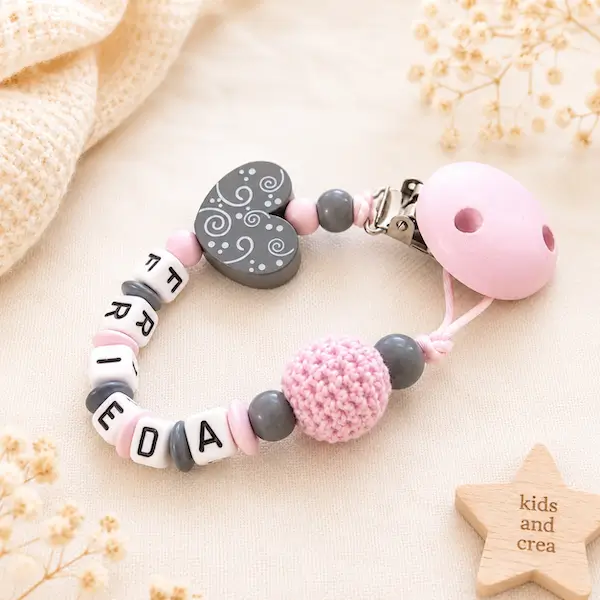 Attache tétine cœur gris personnalisée avec boule crochet rose, perles roses et grises, clip rose et prénom bébé.