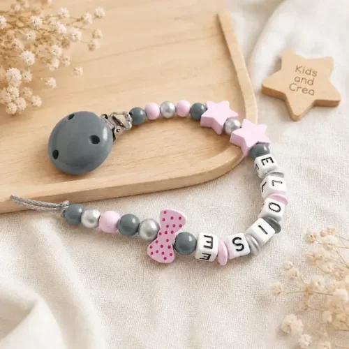 Attache tétine personnalisée rose et gris avec étoiles, nœud à pois, perles argentées et clip gris