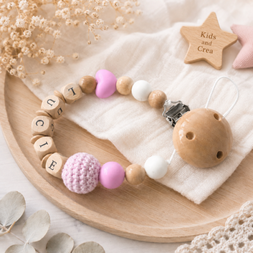 Attache tétine personnalisée fille en bois et silicone rose avec boule crochet rose, perles lettres en bois et clip bois naturel