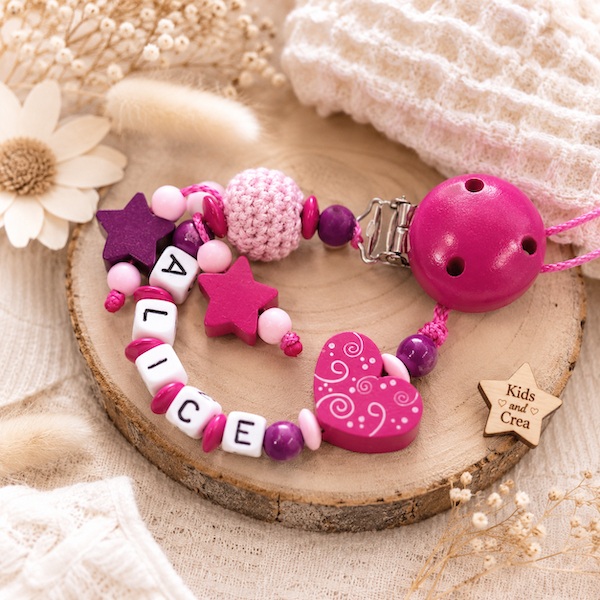 Attache tétine fille personnalisée avec prénom Alice, perle crochet rose, cœur fuchsia et étoiles en bois.