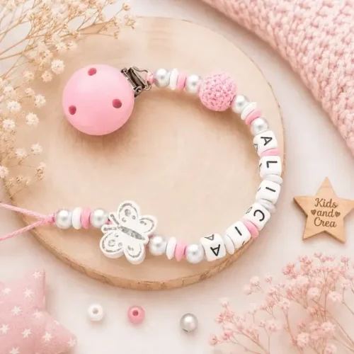 Attache tétine fille personnalisée avec prénom Alicia, petit papillon blanc, perle crochet rose et perles roses argentées.