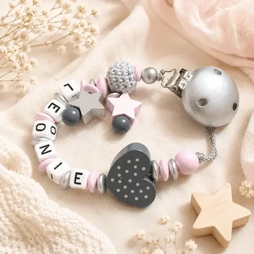 Attache tétine fille rose et gris personnalisée avec prénom Léonie, clip argenté, cœur gris à pois, étoiles et perles crochet Kids and Crea