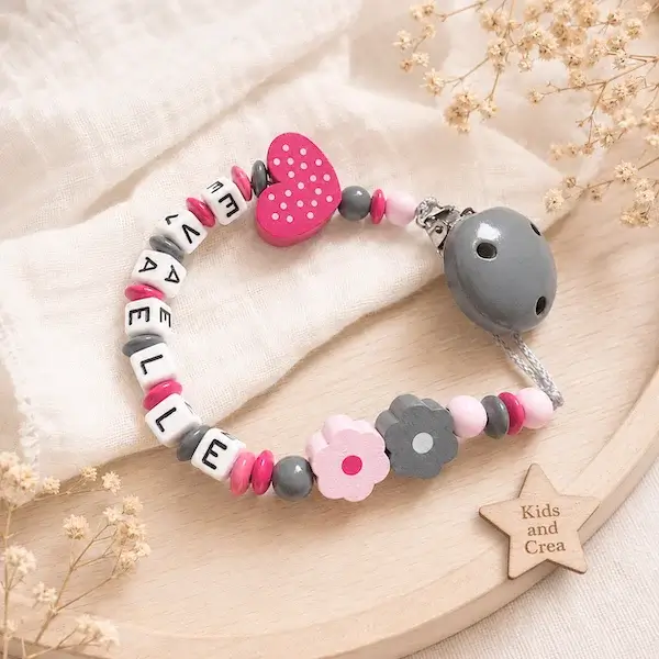Attache tĂ©tine personnalisĂ©e en rose fuchsia et gris, avec fleurs en bois, cÅ“ur Ă pois et clip assorti.