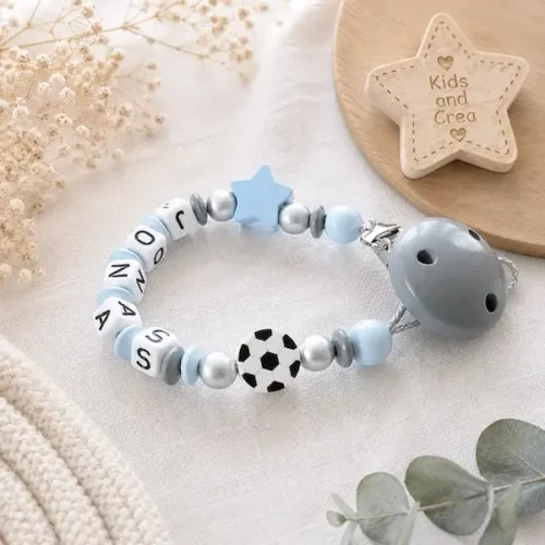 Attache tétine personnalisée bleu ciel avec prénom Jonas, perle ballon de foot, étoile bleue et clip gris