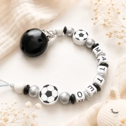 Attache tétine foot personnalisée Matteo, perles noir, blanc et argent avec deux ballons de football.