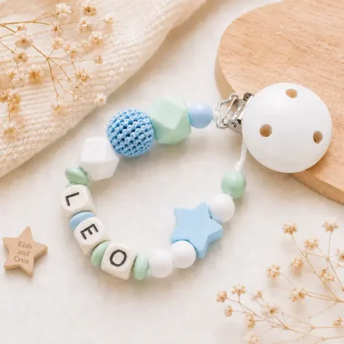Attache tétine garçon personnalisée LEO avec étoile bleue, perle crochet bleu ciel et perles pastel