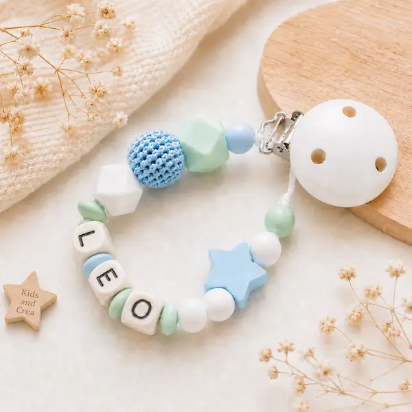 Attache tétine garçon personnalisée LEO avec étoile bleue, perle crochet bleu ciel et perles pastel