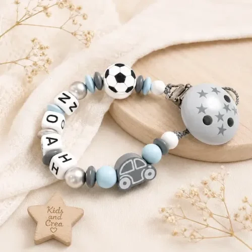 Attache tétine garçon personnalisée avec prénom Noah, ballon de foot, petite voiture et perles bleu gris.
