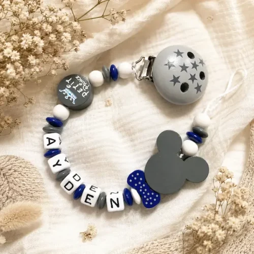 Attache tétine garçon personnalisée Ayden avec souris grise, nœud bleu, clip étoilé et perles en bois.