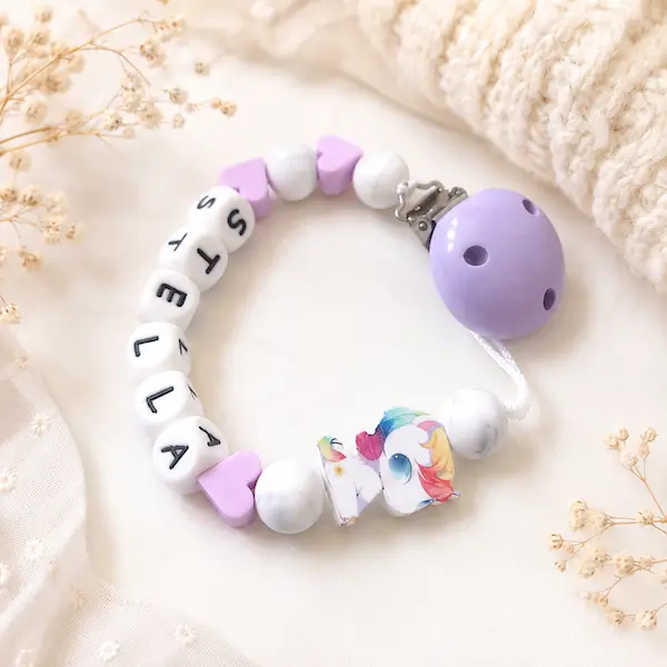 Attache tétine licorne mauve personnalisée avec le prénom Stella Kids and Crea