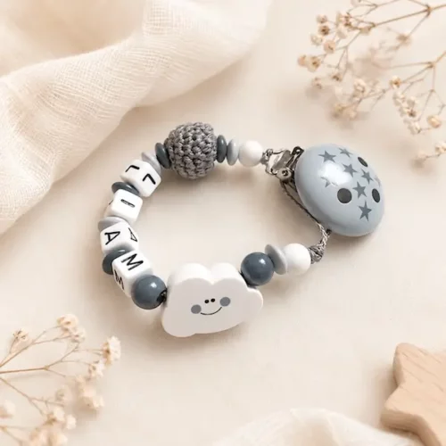 Attache tétine nuage personnalisée Liam, en gris et blanc, avec perle crochet et clip décoré d’étoiles.