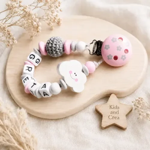 Attache tétine personnalisée rose et gris avec nuage souriant, boule crochet grise et clip fleuri.