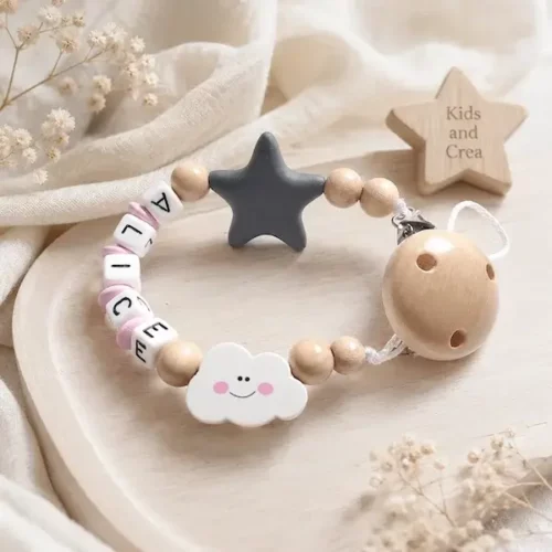 Attache tétine personnalisée Alice en bois naturel avec nuage souriant, étoile grise et touches rose poudré.