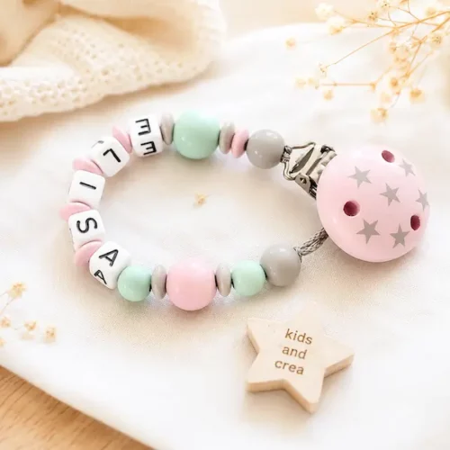 Attache tétine pastel personnalisée Elisa avec perles rose poudré, vert menthe, gris et clip rose à étoiles.