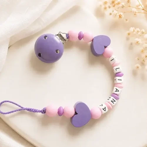 attache-tetine-dentition-violet en silicone et bois 2 coeurs