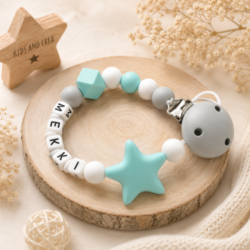 Attache tétine personnalisée Mekki avec étoile menthe, perles silicone et clip bois gris