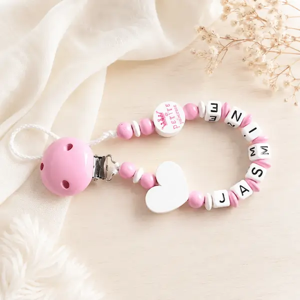 Attache tétine personnalisée Jasmin rose et blanche avec cœur blanc, perle Petite Princesse et clip rose.