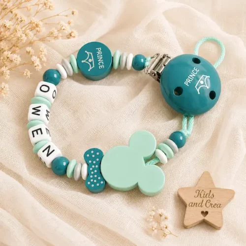 Attache tétine prince personnalisée garçon vert menthe avec prénom, perles turquoise et motif souris inspi disney mickey