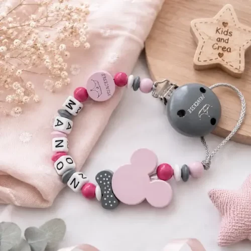 Attache tétine personnalisée en bois rose et gris avec prénom Manon, motif souris, perle princesse, nœud à pois et clip gris Minnie fille