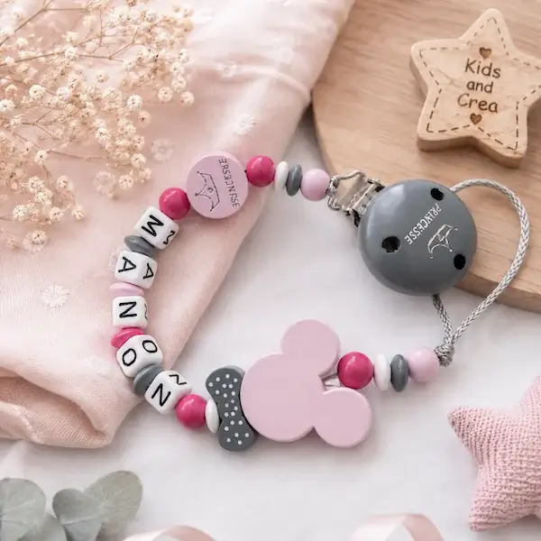 Attache tĂ©tine personnalisĂ©e en bois rose et gris avec prĂ©nom Manon, motif souris, perle princesse, nÅ“ud Ă pois et clip gris Minnie fille