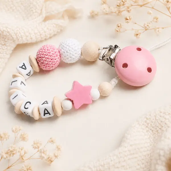 Attache tétine rose personnalisée Léonie avec perles crochet, étoile rose et perles bois naturelles