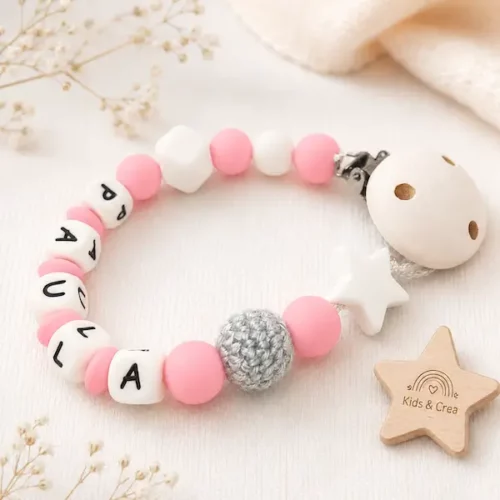 Attache tétine silicone saumon personnalisée avec prénom Paula, clip bois et étoile Kids and Crea
