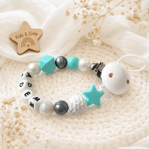 Attache tétine turquoise gris et blanc personnalisée avec prénom Adem