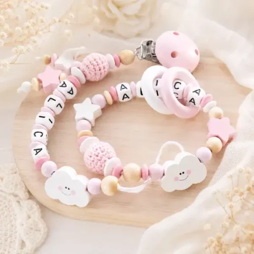 Coffret hochet et attache tétine nuage rose personnalisé, un cadeau naissance fille doux et assorti. bois fsc eco responsable