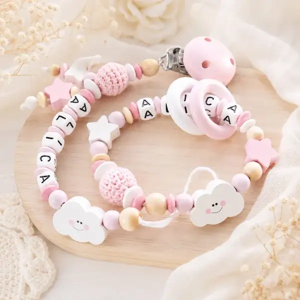 Coffret hochet et attache tétine nuage rose personnalisé, un cadeau naissance fille doux et assorti. bois fsc eco responsable