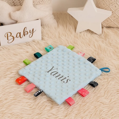 Doudou plat personnalisé garçon cadeau de naissance idéal doudou étiquette