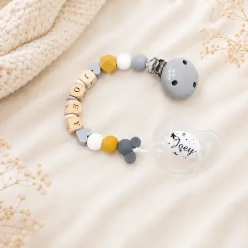 Kit attache tétine et tétine personnalisée Joey en gris moutarde et bois sur décor doux Kids and Crea