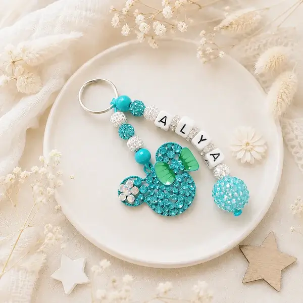 Porte-clés personnalisé prénom Alya avec perles turquoise scintillantes, pendentif fantaisie et Minnie vert