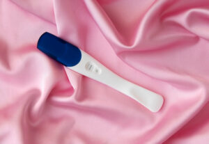 Tout savoir sur le faux positif en test de grossesse : causes et préventions 64 test de grossesse faux positif