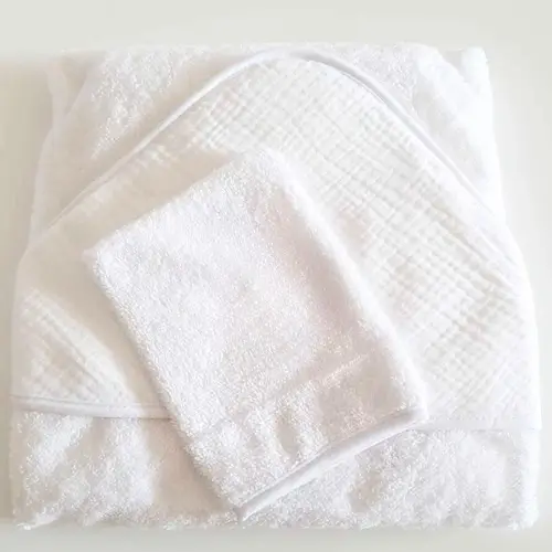 sortie de bain bébé personnalisé garçon ou fille idéal pour un cadeau de naissance utile une baby shower ou un cadeau de bapteme coloris blanc