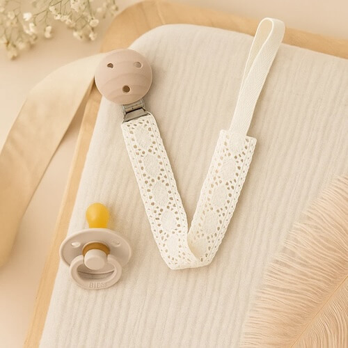 attache tétine en macramé beige avec clip en bois naturel pour bébé