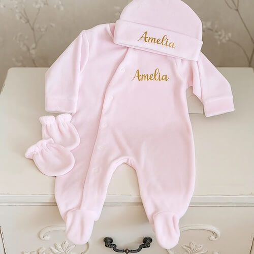 Coffret naissance 3 pièces en velours rose pâle tout doux : pyjama, moufles et bonnet. Pyjama et bonnet personnalisés avec le prénom de bébé. Taille naissance à 3 mois. Fait main avec soin.
