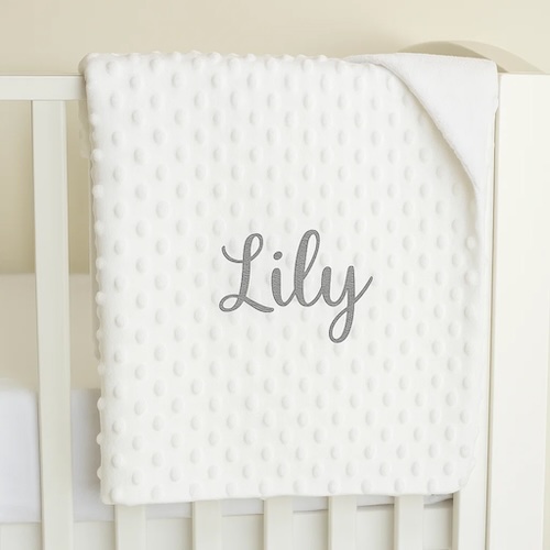 Couverture bébé blanche en Minky personnalisée avec broderie prénom doublée polaire