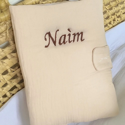 Protège carnet de santé beige en gaze de coton brodé prénom chocolat